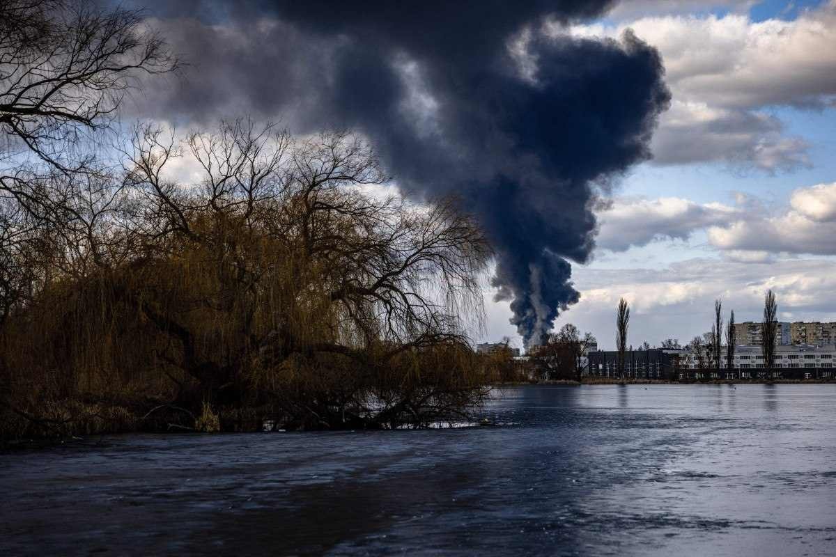 UE fecha espaço aéreo a voos russos e bancará envio de armas a ucranianos