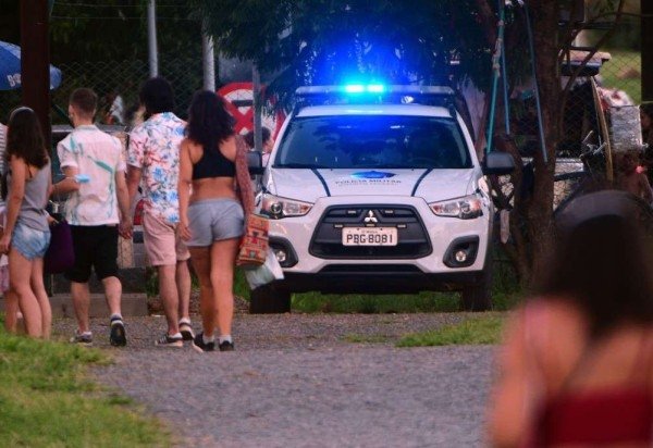 Foliões passam pela viatura da Polícia Militar no Parque das Garças, no Lago Norte. Local ficou cheio de pessoas  