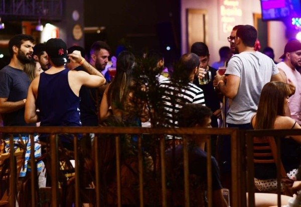 Nos bares, consumidores aproveitam o feriado, sem dança. Equipes do DF Legal estão nas ruas para fiscalizar os locais 