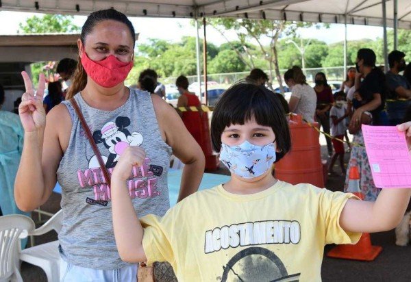 Andreza Vieira fugiu das aglomerações e levou o filho Lucas para tomar a primeira dose da vacina contra a covid-19