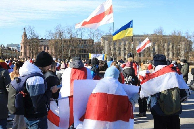 Bielorrussos participam de uma manifestação contra a ajuda do regime de Minsk à invasão da Ucrânia - (crédito: Petras Malukas/AFP) Bielorrussos participam de uma manifestação contra a ajuda do regime de Minsk à invasão da Ucrânia - (crédito: Petras Malukas/AFP)