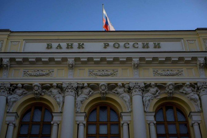 Enquanto o Ocidente fecha o cerco econômico contra a Rússia, o Banco Central do país anuncia aumento na taxa de juros de 9,5% para 20% - (crédito: Natalia Kolesnikova/AFP) Enquanto o Ocidente fecha o cerco econômico contra a Rússia, o Banco Central do país anuncia aumento na taxa de juros de 9,5% para 20% - (crédito: Natalia Kolesnikova/AFP)