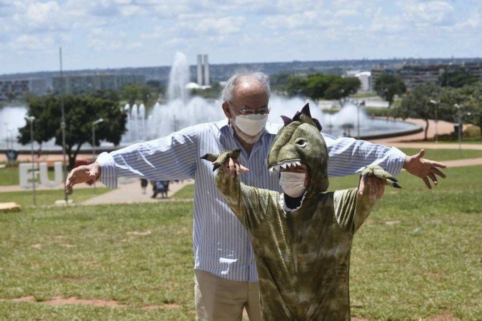 José Teixeira fez questão de manter a tradição da fantasia com o neto Kaike. O menino se transformou em um dinossouro
