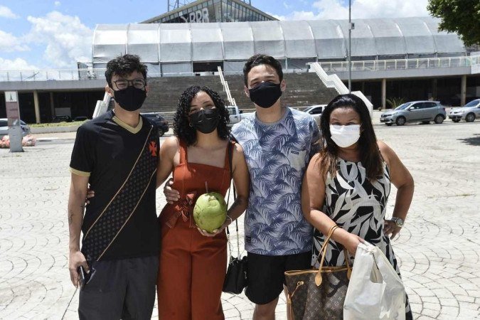 Lucas Emanuel, Maria Júlia Soares, Johnatham Furtado e Alessandra Furtado passeiam na Torre de TV