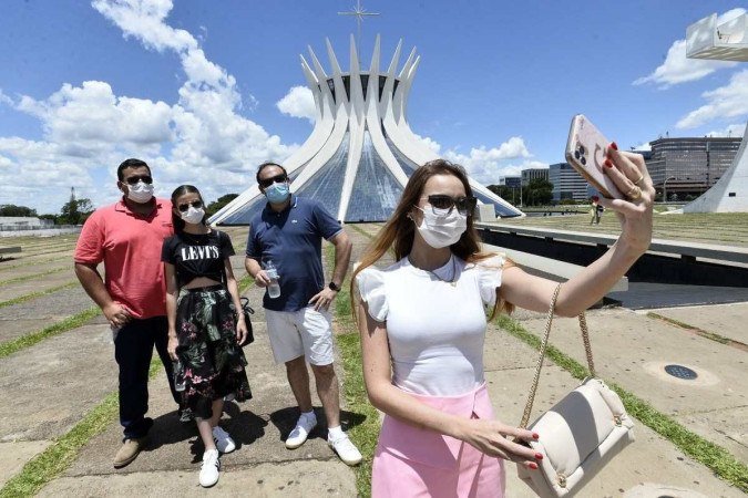 Lucas Pessoa, Suelen Gonçalves, Wesley Gonçalves posam para a self feita por Gabriela Luiza na Catedral