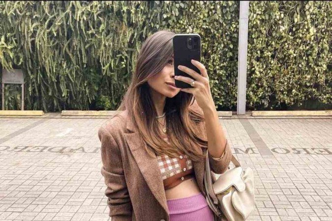 Tênis, rasteiras, sandálias puff e nuvem e scarpins do tipo confort são opções modernas para usar nessa fase em que os pés, por estarem nas extremidades, sentem muito o aumento do peso e doem. Os scarpins altos e saltos finos ficam para ocasiões especiais: é difícil aguentar muito tempo com eles