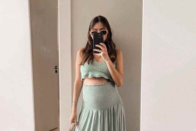 Neste look, a influenciadora Victória Rocha deixou a barriga à mostra de uma maneira discreta