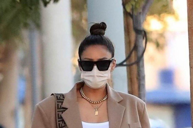 A terceira peça é o complemento ideal. Coletes, cardigans, tricots, uma jaqueta jeans mais ampla ou até uma camisa masculina dão o ar fashionista que a produção tanto merece