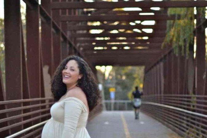 Aqui, o vestido marca bem a linha abaixo do busto, região que fica, visualmente, mais fina na gravidez. A peça fluida fica romântica sem cobrir demais a forma do corpo.
