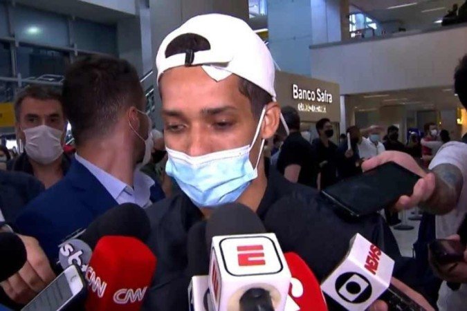 Todas as vezes que eu falava com meus pais me despedia porque não sabia se seria a última vez, disse Pedrinho - (crédito: Globo Esporte/Reprodução) Todas as vezes que eu falava com meus pais me despedia porque não sabia se seria a última vez, disse Pedrinho - (crédito: Globo Esporte/Reprodução)