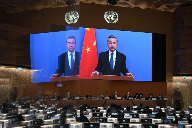 O ministro das Relações Exteriores da China, Wang Yi, aparece em uma tela enquanto faz um discurso remoto na abertura de uma sessão do Conselho de Direitos Humanos da ONU, após a invasão russa na Ucrânia, em 28 de fevereiro de 2022 - (crédito: Fabrice COFFRINI / AFP) O ministro das Relações Exteriores da China, Wang Yi, aparece em uma tela enquanto faz um discurso remoto na abertura de uma sessão do Conselho de Direitos Humanos da ONU, após a invasão russa na Ucrânia, em 28 de fevereiro de 2022 - (crédito: Fabrice COFFRINI / AFP)