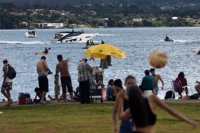 Dias quentes atraem e a população para beira do lago Paranoá - (crédito: Minervino Júnior/CB) Dias quentes atraem e a população para beira do lago Paranoá - (crédito: Minervino Júnior/CB)