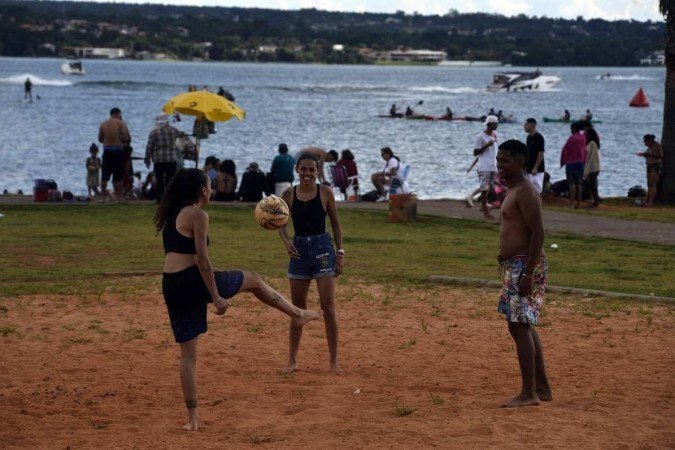  Na orla do lago, graças ao dia de sol, deu para curtir a água e praticar esportes