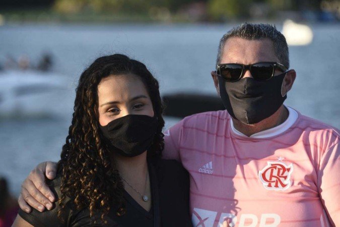  01/03/2022 Crédito: Minervino Júnior/CB/D.A Press. Brasil.  Brasilia - DF. Movimentação no Pontão do Lago Sul no último dia de carnaval. Ana Luisa Melo e seu pai Carlos André.