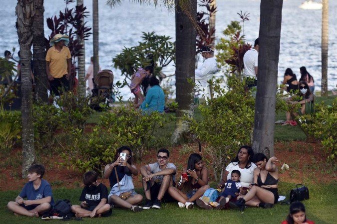  01/03/2022 CrÃ?Â©dito: Minervino JÃ?Âºnior/CB/D.A Press. Brasil.  Brasilia - DF. MovimentaÃ?Â§Ã?Â£o no PontÃ?Â£o do Lago Sul no Ã?Âºltimo dia de carnaval. Wanildete de souza e famÃ?Â­lia.