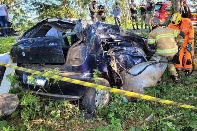 Mãe e filhos morrem em acidente a caminho de velório, em Minas Gerais - (crédito: CBMMG/Divulgação) Mãe e filhos morrem em acidente a caminho de velório, em Minas Gerais - (crédito: CBMMG/Divulgação)