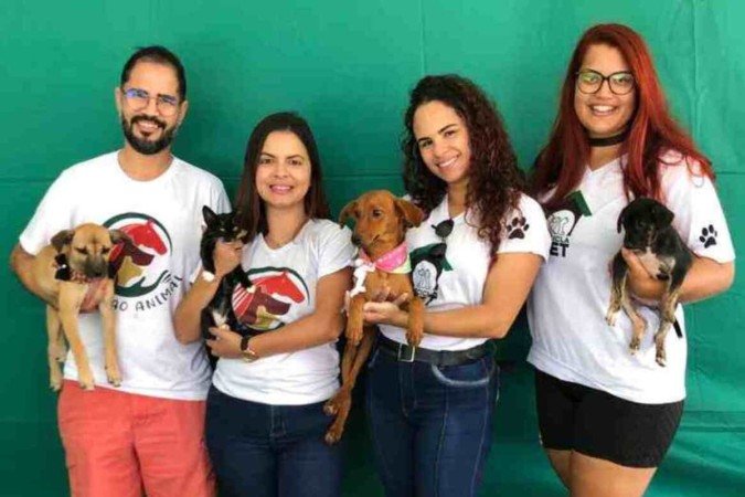 Raul, Jéssica de Albuquerque, Jéssica Coelho e Camila em feira de adoção realizada pelo projeto Reciclapet Raul, Jéssica de Albuquerque, Jéssica Coelho e Camila em feira de adoção realizada pelo projeto Reciclapet