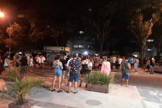 Grupo de pessoas, na 514 Sul, desrespeita decreto que proíbe carnaval. - (crédito: Carlos Silva/CB/D.A.Press) Grupo de pessoas, na 514 Sul, desrespeita decreto que proíbe carnaval. - (crédito: Carlos Silva/CB/D.A.Press)