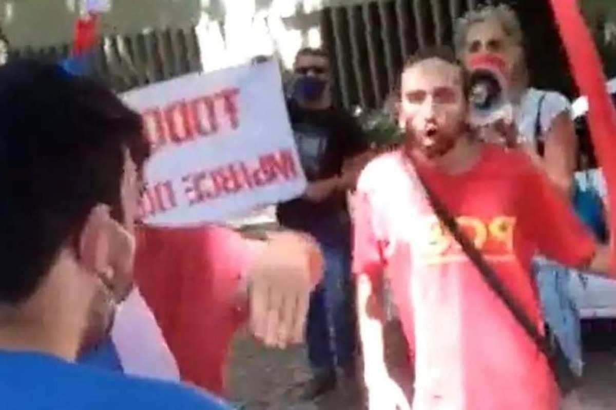 MBL e PCO brigam em frente ao consulado russo por guerra na Ucrânia