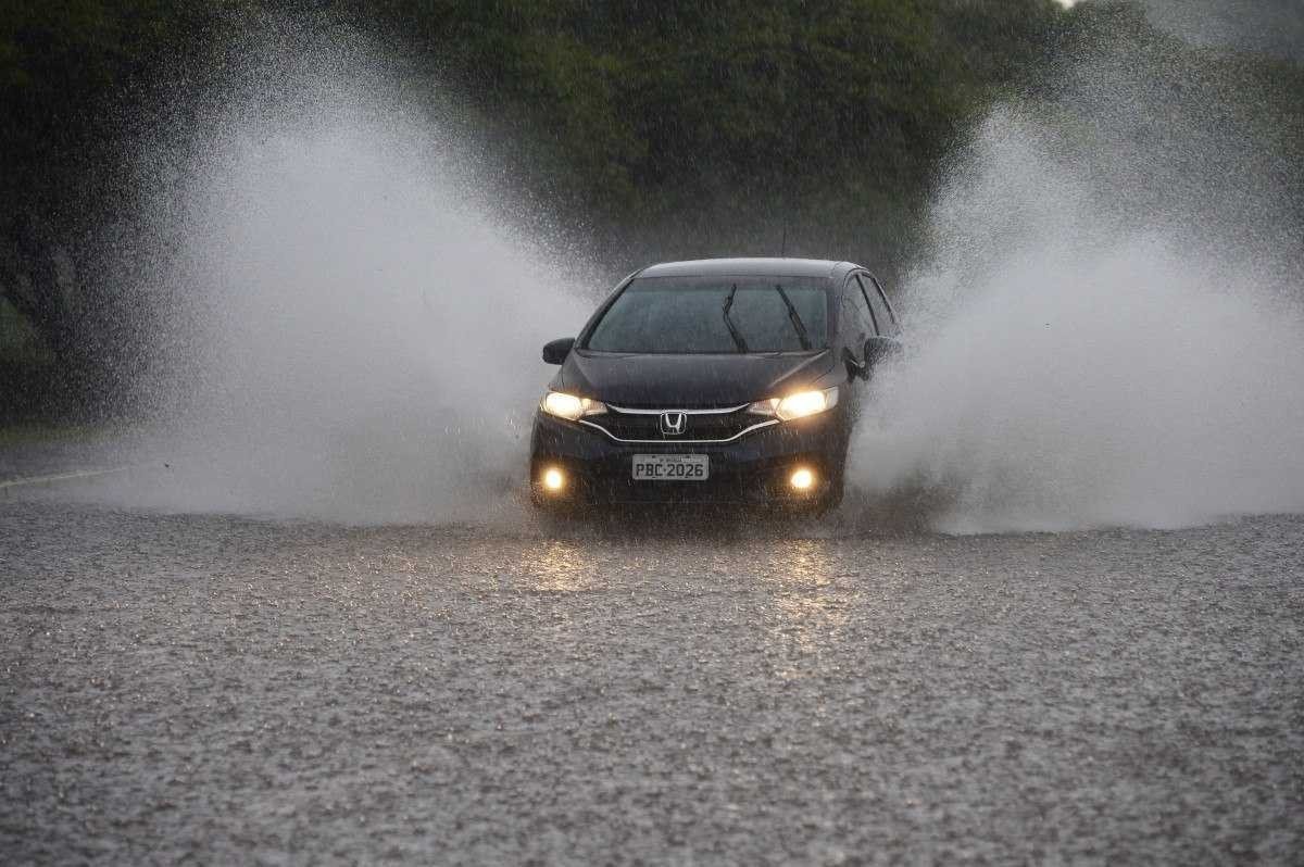  22/02/2022 Cr..dito: Marcelo Ferreira/CB/D.A Press. Brasil. Brasilia - DF -  Chuva em Bras..lia. Pista do Sudoeste pr..ximo ao Parque da Cidade alagada.
    