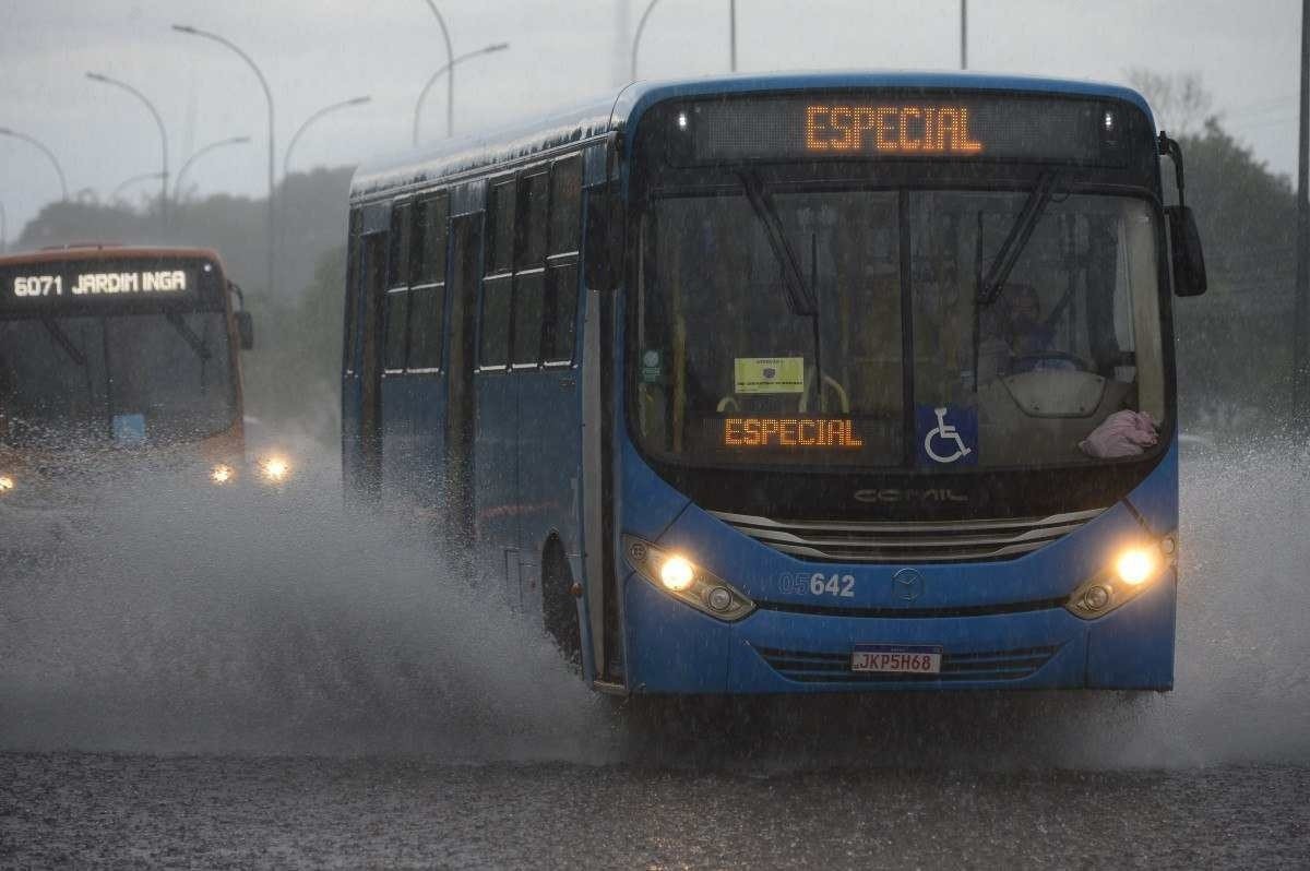  22/02/2022 Crédito: Marcelo Ferreira/CB/D.A Press. Brasil. Brasilia - DF -  Chuva em Brasília. Pista do Sudoeste próximo ao Parque da Cidade alagada.