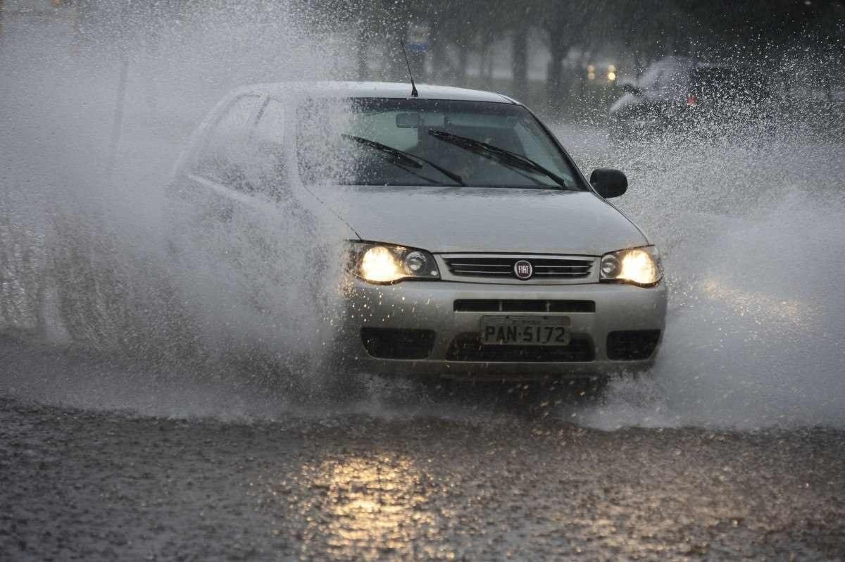  22/02/2022 Cr..dito: Marcelo Ferreira/CB/D.A Press. Brasil. Brasilia - DF -  Chuva em Bras..lia. Pista do Sudoeste pr..ximo ao Parque da Cidade alagada.
    