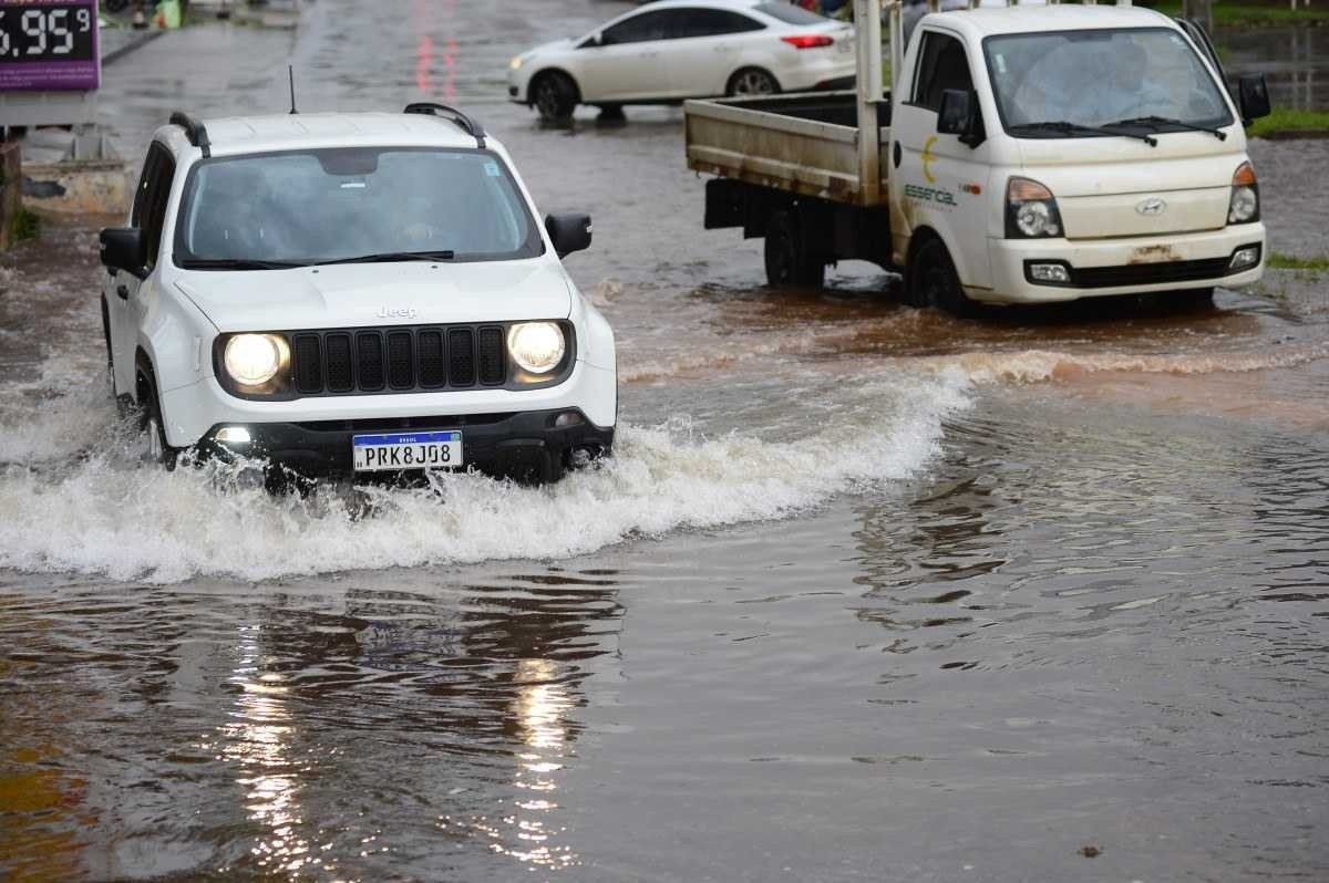  22/02/2022 Crédito: Marcelo Ferreira/CB/D.A Press. Brasil. Brasilia - DF -  Chuva em Brasília. Setor Gráfico, pista alagada.