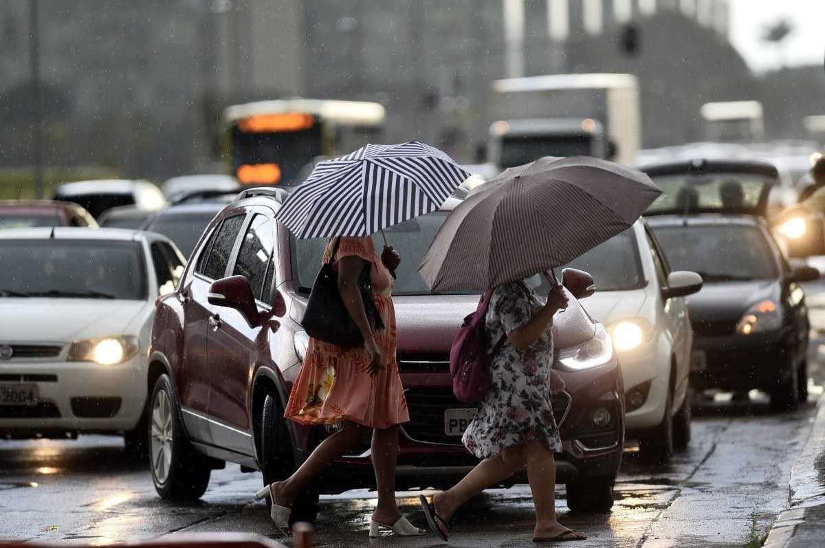 Prepare o guarda-chuva! Previsão é de mais chuvas no DF nesta segunda (14/3)