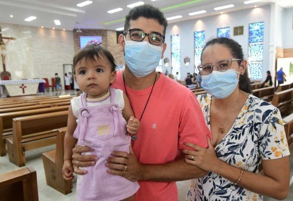 Edelson Araujo e a mulher, Luma Maria, levaram a filha de 1 ano para a celebra&ccedil;&atilde;o que marca o in&iacute;cio da quaresma 