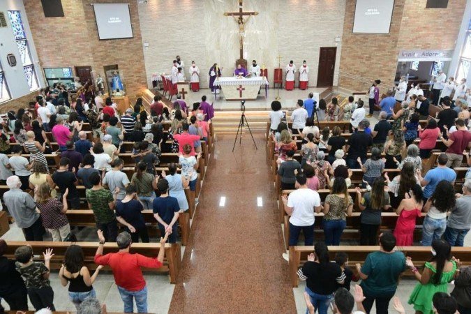 Paroquia São José recebeu centenas de fieis na Quarta-feira de Cinzas -  (crédito:  Ed Alves/CB)
