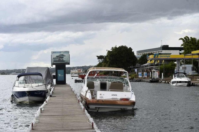  02/03/2022 CrÃ©dito: Minervino JÃºnior/CB/D.A Press. Brasil.  Brasilia - DF. EmbarcaÃ§Ãµes nÃ¡uticas no Lago ParanoÃ¡ suÃ­te do caso dos acidentes no perÃ­odo do carnaval. Vila NÃ¡utica.