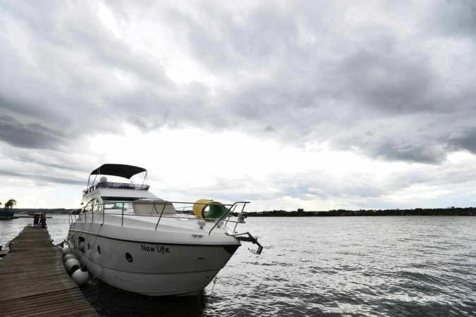  02/03/2022 Crédito: Minervino Júnior/CB/D.A Press. Brasil.  Brasilia - DF. Embarcações náuticas no Lago Paranoá suíte do caso dos acidentes no período do carnaval. New Life embarcação no Pier próximo ao Clube Cota Mil.