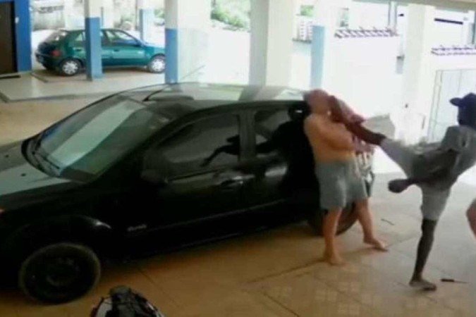 Momento da agressão foi flagrado no domingo (27/2) por uma câmera de monitoramento interno de um condomínio no Bairro Santa Marta - (crédito: Circuito interno de TV/Reprodução) Momento da agressão foi flagrado no domingo (27/2) por uma câmera de monitoramento interno de um condomínio no Bairro Santa Marta - (crédito: Circuito interno de TV/Reprodução)