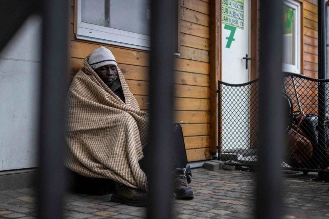 Refugiados da África, Oriente Médio e Índia - principalmente estudantes de universidades ucranianas - estão na passagem de fronteira de Medyka fugindo do conflito - (crédito: Wojtek Radwanski/AFP) Refugiados da África, Oriente Médio e Índia - principalmente estudantes de universidades ucranianas - estão na passagem de fronteira de Medyka fugindo do conflito - (crédito: Wojtek Radwanski/AFP)