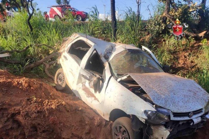 A ageira do veículo foi transportada para o hospital - (crédito: CBMDF/ Divulgação) A ageira do veículo foi transportada para o hospital - (crédito: CBMDF/ Divulgação)