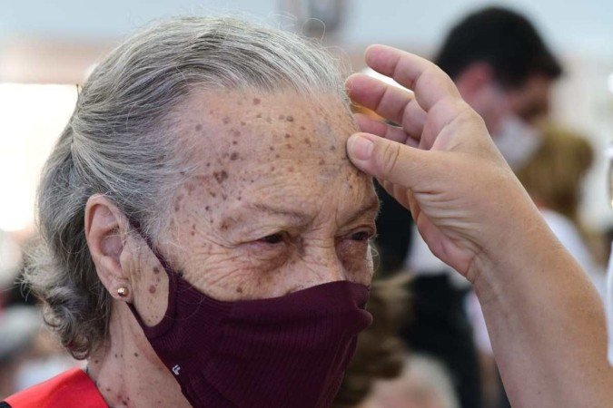 Fiéis celebram Quarta-Feira de Cinzas na Paróquia São José, no Guará I