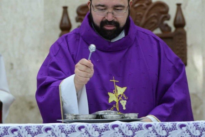 Fiéis celebram Quarta-Feira de Cinzas na Paróquia São José, no Guará I. Padre Paulinho fala sobre a importância do jejum, oração e doação