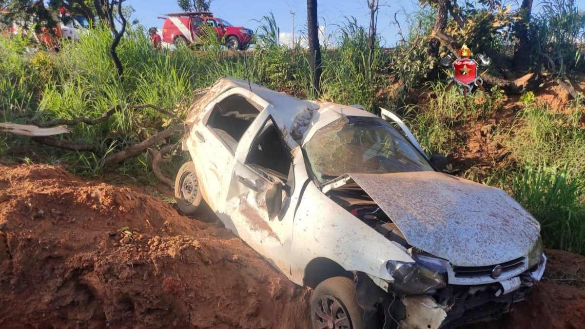 Veículo com duas pessoas capota na BR 251, na altura de São Sebastião