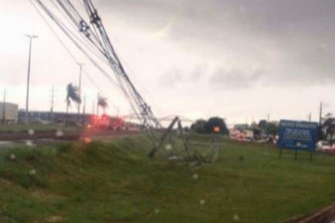 Na manhã desta quinta-feira (3/2), trabalhadores da empresa de abastecimento de energia continuaram os trabalhos na região, a fim de evitar problemas futuros