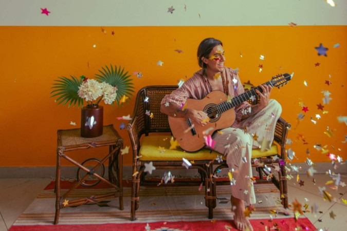 Em 'Carnaval de sofá', Pelu homenageia grandes sucessos do axé music