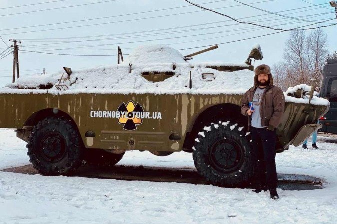 Rodolfo em frente à entrada da Zona de Exclusão de Chernobyl, semanas antes do início do conflito - (crédito: Arquivo pessoal) Rodolfo em frente à entrada da Zona de Exclusão de Chernobyl, semanas antes do início do conflito - (crédito: Arquivo pessoal)