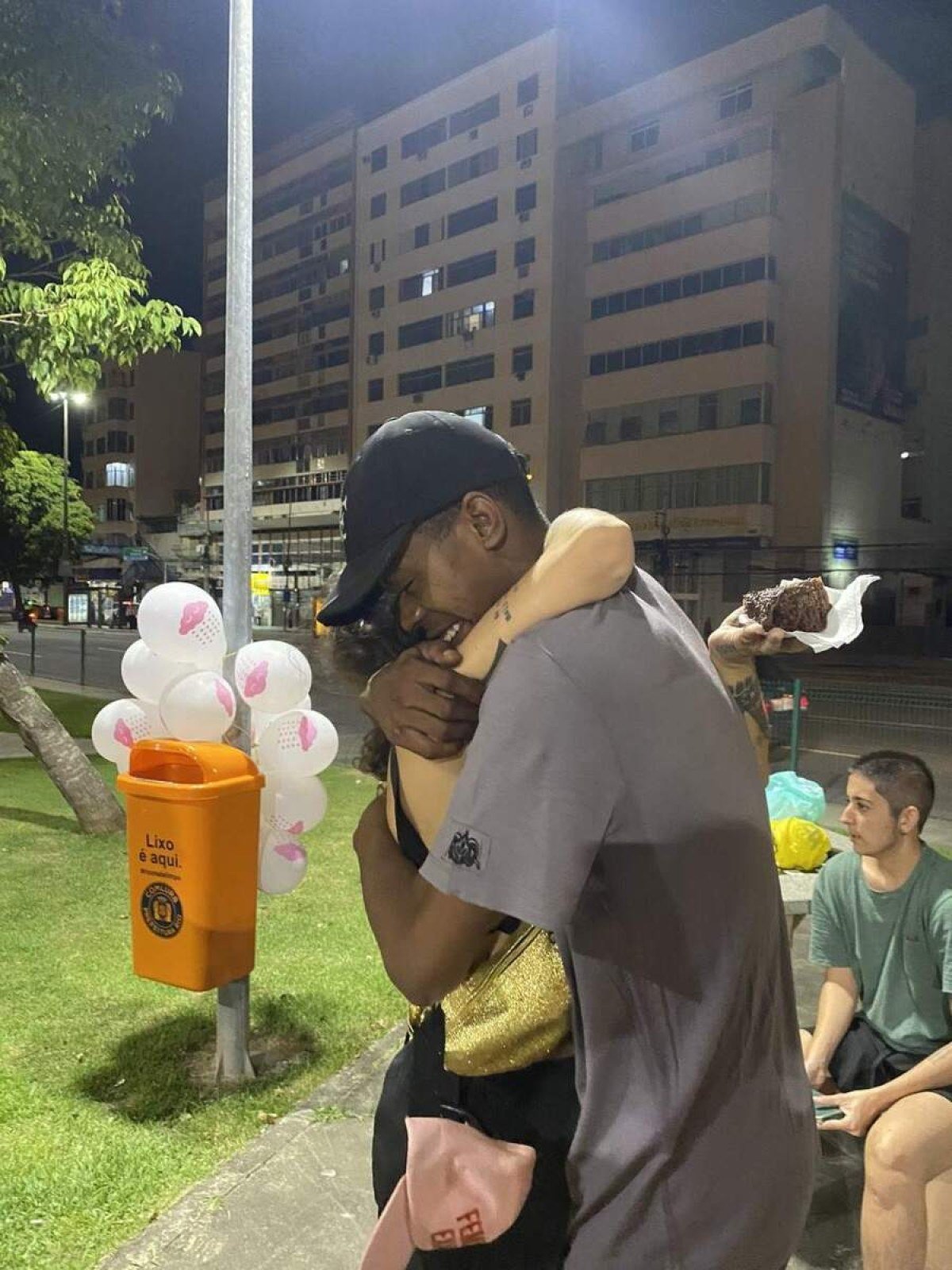 Samy, organizadora da festa e amiga de Eduardo, foi a ganhadora do primeiro pedaço de bolo