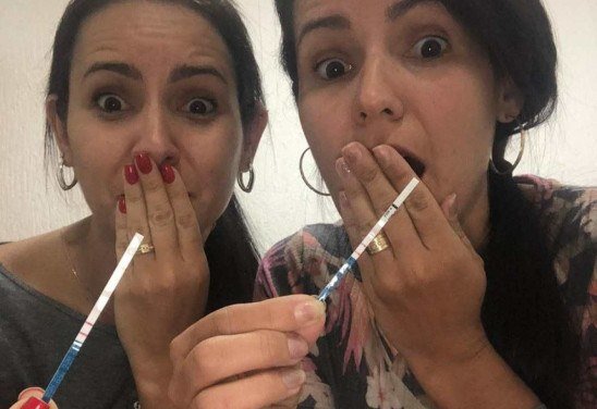 As irmãs gêmeas Camilla e Nayara Brasil, 34 anos, compartilham um dos momentos mais importantes de suas vidas: ambas estão grávidas de meninas