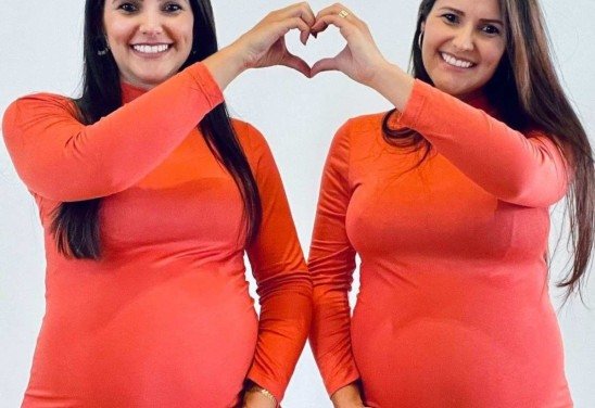 As irmãs gêmeas Camilla e Nayara Brasil, 34 anos, compartilham um dos momentos mais importantes de suas vidas: ambas estão grávidas de meninas