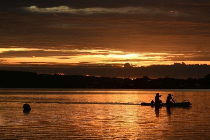 Amanhecer no Lago Paranoá, brasilienses praticam canoagem antes de começar a rotina de trabalho e aproveitam a paisagem -  (crédito: ED ALVES/CB/D.A.Press)