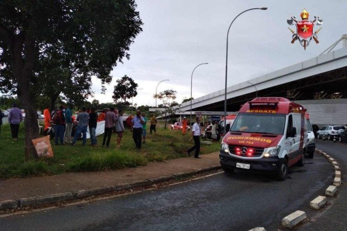 Bombeiros tentam reanimar homem vítima de parada cardiorrespiratória perto de terminal - (crédito: CBMDF/Divulgação) Bombeiros tentam reanimar homem vítima de parada cardiorrespiratória perto de terminal - (crédito: CBMDF/Divulgação)
