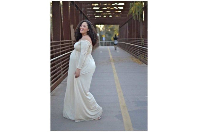 Aqui, o vestido marca bem a linha abaixo do busto, região que fica, visualmente, mais fina na gravidez. A peça fluida fica romântica sem cobrir demais a forma do corpo.
