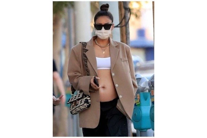 A terceira peça é o complemento ideal. Coletes, cardigans, tricots, uma jaqueta jeans mais ampla ou até uma camisa masculina dão o ar fashionista que a produção tanto merece