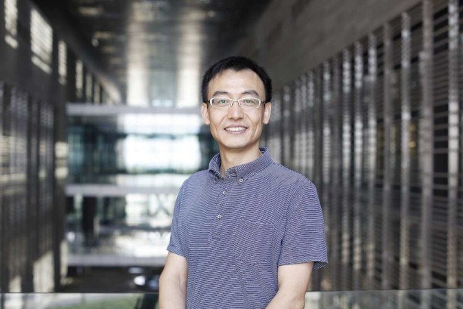  2022. Crédito: Universidade de Ciência e Tecnologia Rei Abdullah (KAUST)/Divulgação. Tecnologia. Novo tipo de painéis solares, que captam água do ar de locais quentes. Na foto, Peng Wang, professor de ciência e engenharia ambiental na Universidade de Ciência e Tecnologia Rei Abdullah (KAUST).