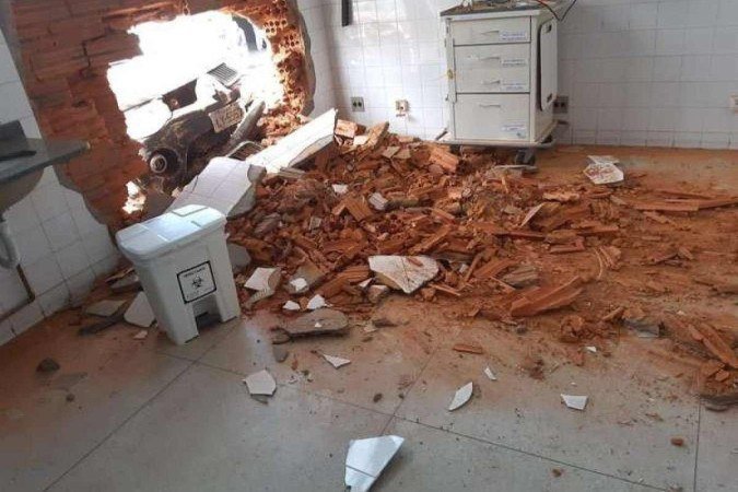 Um grande buraco se abriu na parede da sala de emergência, mas, por sorte, ninguém foi atingido - (crédito: Reprodução) Um grande buraco se abriu na parede da sala de emergência, mas, por sorte, ninguém foi atingido - (crédito: Reprodução)